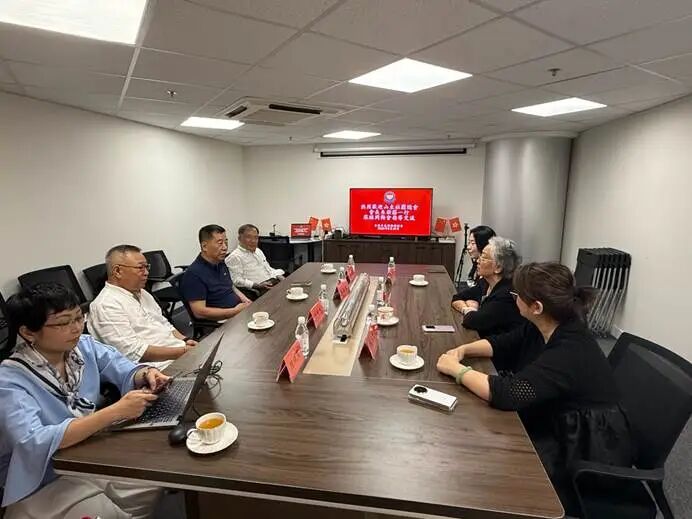 会议室里的人们
AI 生成的内容可能不正确。